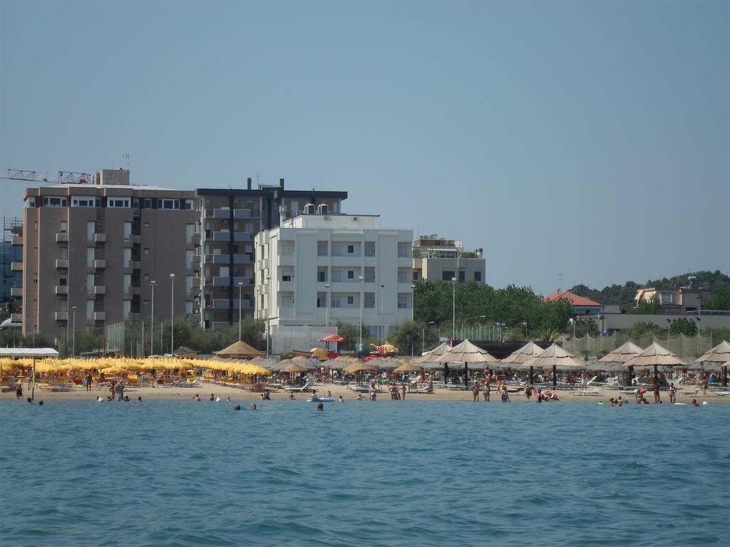 Hotel Mare Pesaro Buitenkant foto